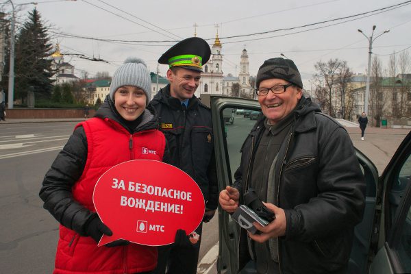 МТС и ГАИ роздали в Витебске добросовестным водителям пол сотни беспроводных гарнитур. Фото Сергея Серебро