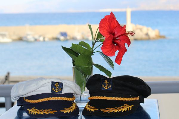 Моряки, капитанские фуражки. Фото pixabay.com