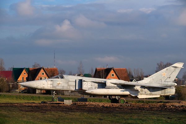 Фронтовой бомбардировщик Су-24М с бортовым номером 28 на окраине Витебска. Фото Сергея Серебро