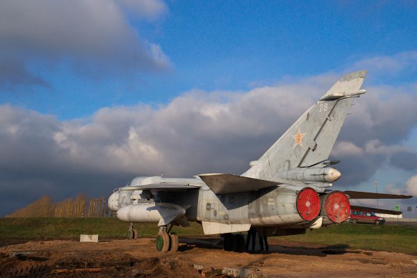 Фронтовой бомбардировщик Су-24М с бортовым номером 28 на окраине Витебска. Фото Сергея Серебро