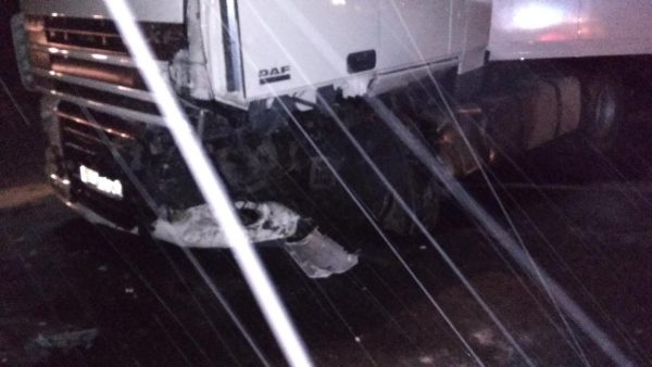 Во время снегопада в Толочинском райне легковушка врезалась в фуру, водителя выбросило из машины. Фото ГАИ