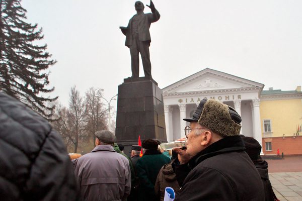 7 ноября на площади Ленина в Витебске с утра начали отмечать сотую годовщину Октябрьской революции. Фото Сергея Серебро