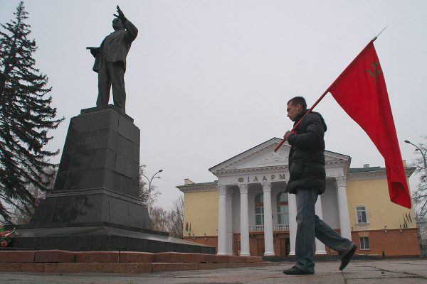 Молодой человек с флагом СССР у памятника Ленину в Витебске. Фото Сергея Серебро