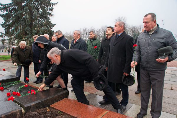 Возложение цветов к памятнику Ленину в Витебске. Фото Сергея Серебро