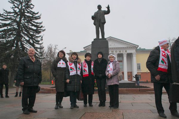 Селфи представителей общественного движения «Белая Русь» у памятника Ленину в Витебске. Фото Сергея Серебро