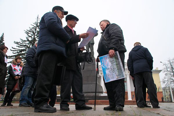 Сторонники коммунистических идей  у памятника Ленину в Витебске. Фото Сергея Серебро