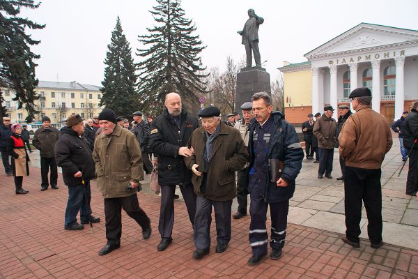 Мужчину с сердечным приступом ведут к машине скорой помощи. Фото Сергея Серебро