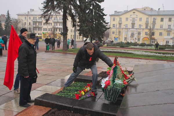 Возложение венка от большевиков Витебска к памятнику Ленину. Фото Сергея Серебро