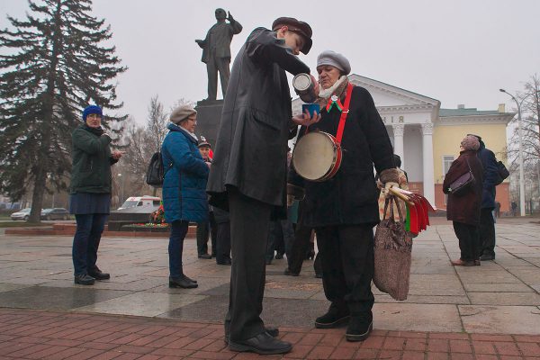 7 ноября на площади Ленина в Витебске с утра начали отмечать сотую годовщину Октябрьской революции. Фото Сергея Серебро