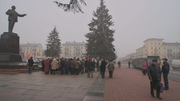 7 ноября на площади Ленина в Витебске с утра начали отмечать сотую годовщину Октябрьской революции. Фото Сергея Серебро