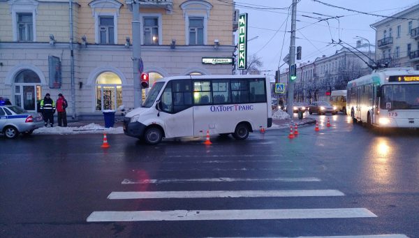 В Витебске маршрутка сбила на пешеходном переходе школьницу. Фото ГАИ