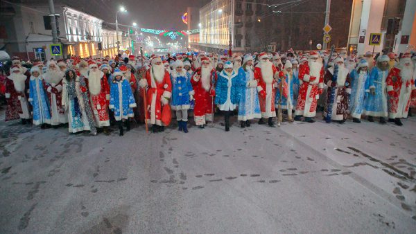 Парад Дедов Морозов в Витебске. Фото Сергея Серебро