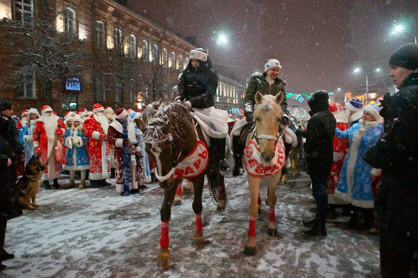 Парад Дедов Морозов в Витебске. Фото Сергея Серебро