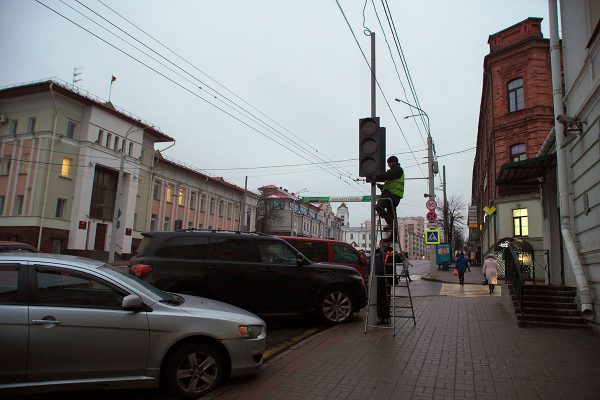 В Витебске на перекрестке улиц Ленина и Шагала появился новый светофор. Фото Сергея Серебро