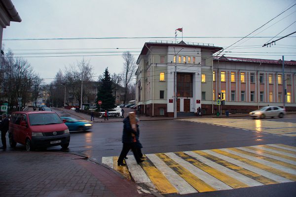 В Витебске на перекрестке улиц Ленина и Шагала появился новый светофор. Фото Сергея Серебро