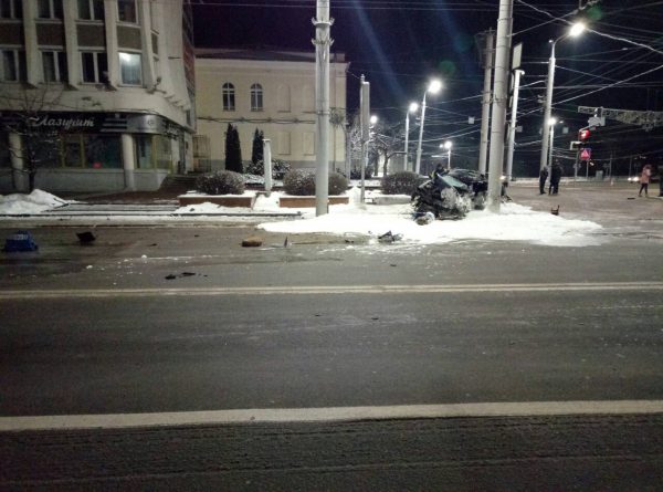 а площади Свободы в Витебске насмерть разбился молодой парень на угнанном авто. Фото ГАИ