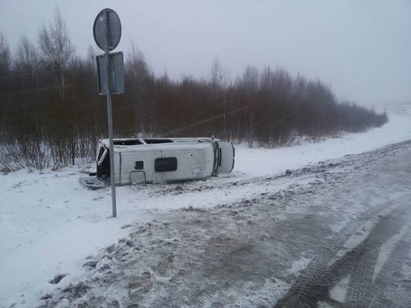 В Полоцком районе перевернулась маршрутка с пятнадцатью пассажирами. Фото ГАИ