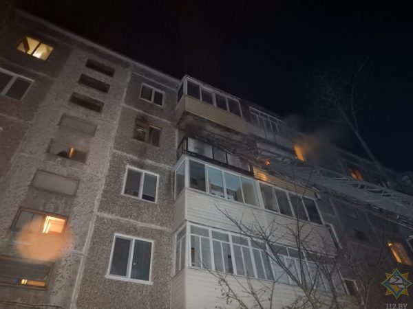 В Новополоцке пожарные спасли потерявшего сознание хозяина горевшей квартиры. Фото МЧС