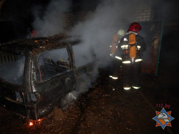 В Орше спасая свой автомобиль обгорел молодой парень. Фото МЧС