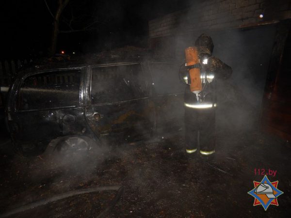 В Орше спасая свой автомобиль обгорел молодой парень. Фото МЧС
