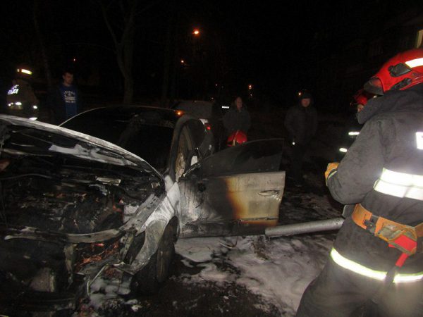 На Чкалова неизвестные сожгли легковушку. Фото МЧС