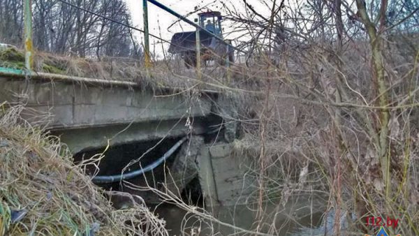 В Чашниках из-за дефектов закрыли проезд по одному из мостов. Фото МЧС