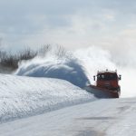 В Полоцком районе водитель снегоуборщика нашел на дороге сбитую голую женщину