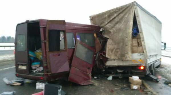 В Толочинском районе микроавтобус въехал в стоящую фуру, есть пострадавшие. Фото ГАИ