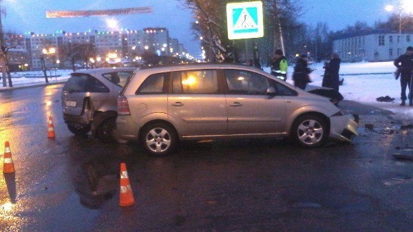 3 февраля на улице Ленина в Орше столкнулись «Mercedes Benz» и «Opel Zafira». Фото ГАИ