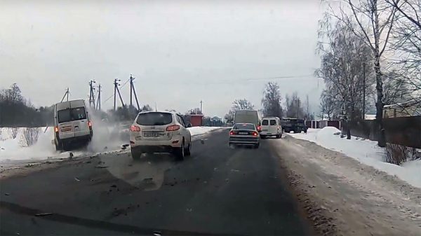 В Экимани маршрутка врезалась в две легковушки и вылетела в кювет