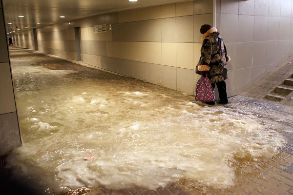 В одной из галерей подземного перехода на перекрестке Московского проспекта с улицами Петруся Бровки и Валентины Терешковой намерзла ледяная плита. Фото Сергея Серебро