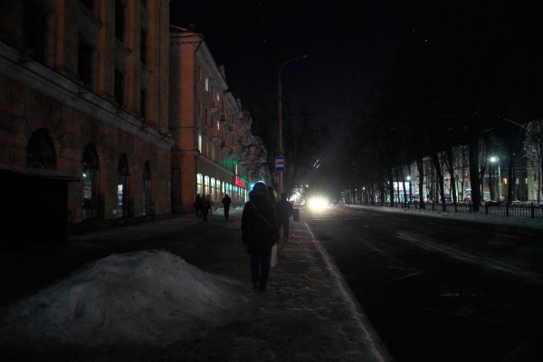 На улице Кирова в Витебске — магистрали, которая ведет от вокзала в центр города — горят фонари только на одной стороне. Фото Сергея Серебро