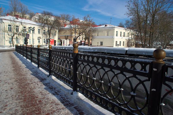 Недостающий металлический шар на перилах Пушкинского моста в Витебске заменили деревянной болванкой, но она лопнула. Фото Сергея Серебро