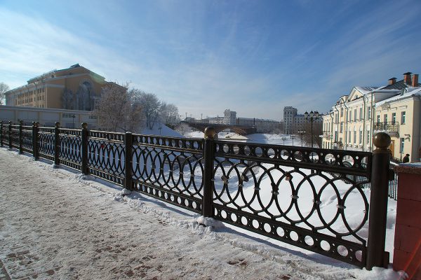 Недостающий металлический шар на перилах Пушкинского моста в Витебске заменили деревянной болванкой, но она лопнула. Фото Сергея Серебро