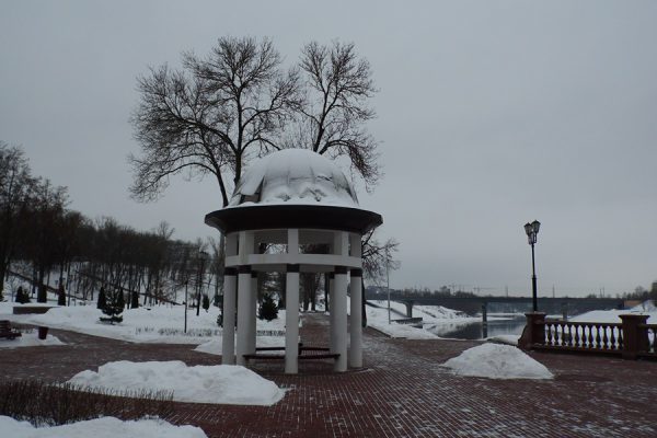 Треснула крыша на ротонде в парке Победителей. Фото Юрия Шепелева