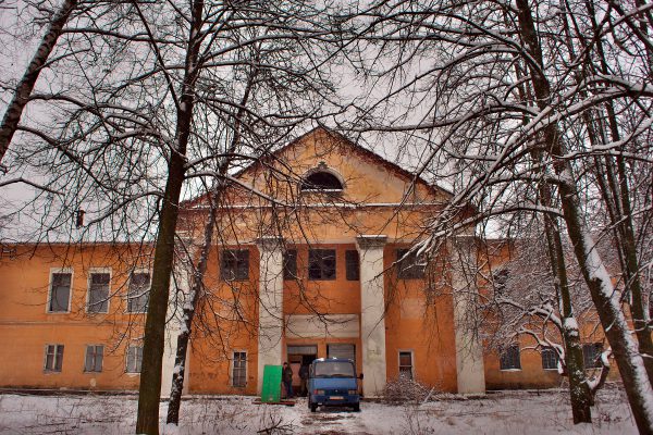 Здание бывшей столовой военной части в Зеленом городке, декабрь 2012 года. Фото Сергея Серебро