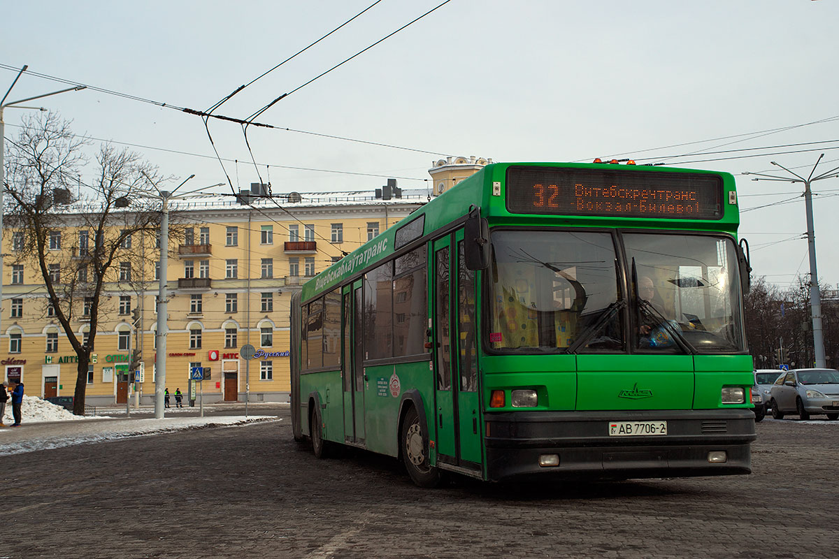 Автобус въезжает на Привокзальную площадь в Витебске. Фото Сергея Серебро