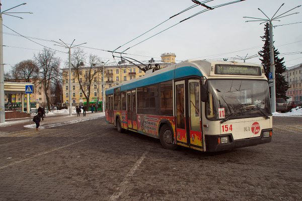Троллейбус въезжает на Привокзальную площадь в Витебске. Фото Сергея Серебро