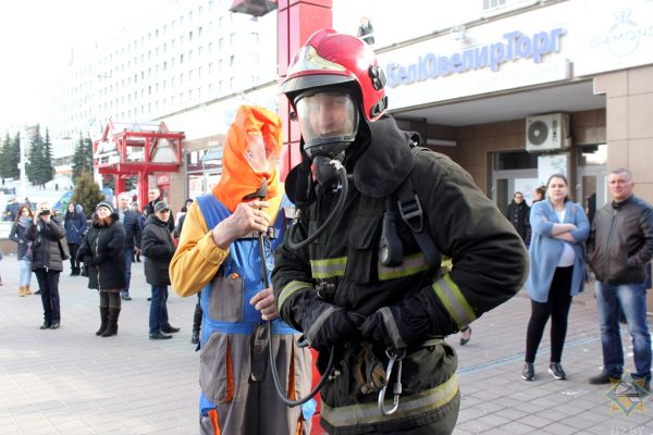 Пожарные завершили проверку торгового центра «Марко-Сити» в центре Витебска и провели учебную эвакуацию. Фото МЧС