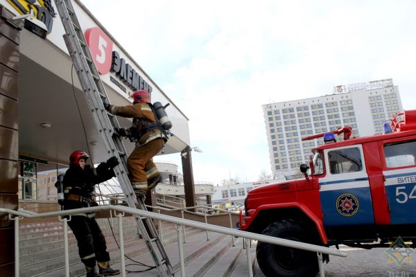 Пожарные завершили проверку торгового центра «Марко-Сити» в центре Витебска и провели учебную эвакуацию. Фото МЧС