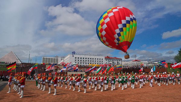 Вид на участок улицы Ленина, который планирую оградить балюстрадой. Фото Сергея Серебро