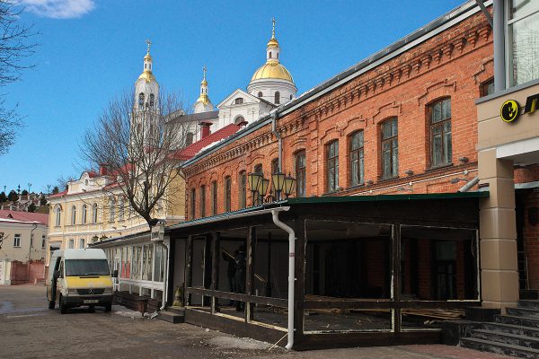 В Витебске сносят летнее кафе «Домино» на улице Толстого. Фото Сергея Серебро