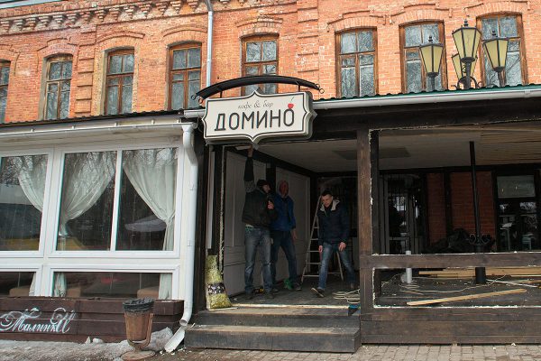 В Витебске сносят летнее кафе «Домино» на улице Толстого. Фото Сергея Серебро