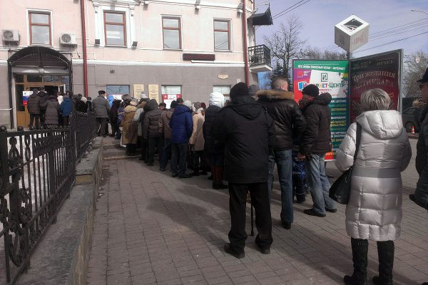 В Витебске желающие проголосовать на российских выборах выстроились в очередь. Фото Сергея Серебро