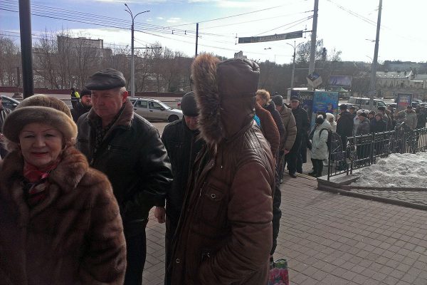 В Витебске желающие проголосовать на российских выборах выстроились в очередь. Фото Сергея Серебро