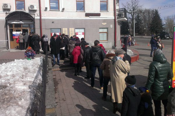 В Витебске желающие проголосовать на российских выборах выстроились в очередь. Фото Сергея Серебро