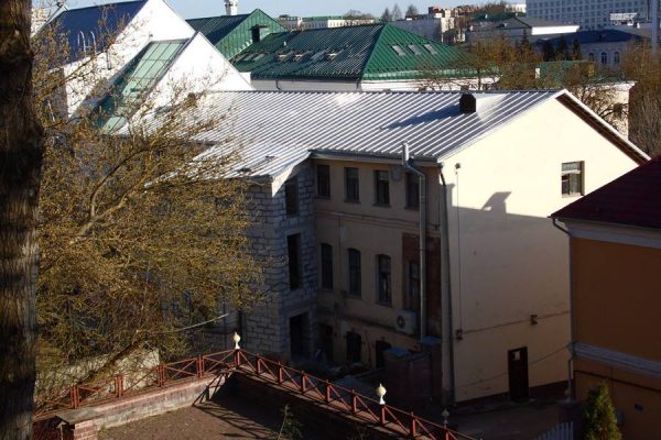 У исторического здания на Толстого появилась пристройка из силикатного кирпича. Фото Юрия Шепелева