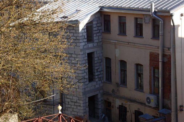У исторического здания на Толстого появилась пристройка из силикатного кирпича. Фото Юрия Шепелева