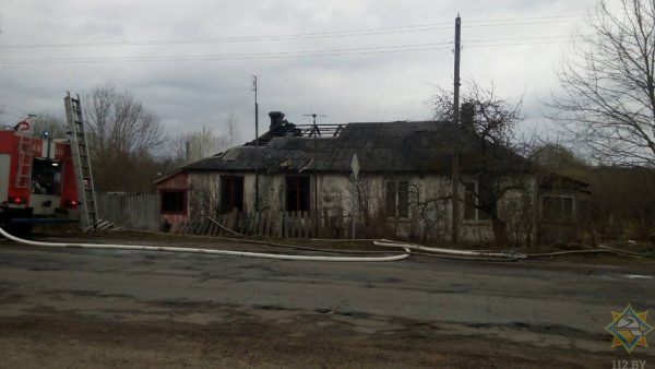 В Россонском районе милиционеры спасли двух человек на пожаре. Фото МЧС