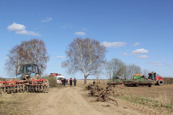 Во время сельхозработ Витебском районе тракторист попал под сеялку и погиб. Фото ГАИ